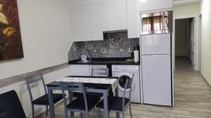 Η κουζίνα ή μικρή κουζίνα στο Apartamentos VUT Gandarela +4 φωτογραφίες