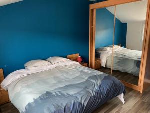 Кровать или кровати в номере Maison familiale La Baie 10 ps en côte de Jade