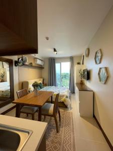 - une chambre avec un lit et une table dans l'établissement Ohana Suites Lapu-Lapu City Condo Staycation Near Mactan International Airport, à Lapu Lapu City