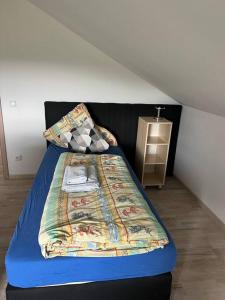 1 dormitorio con 1 cama con edredón azul en Monteur und Fremdenzimmer Ützhausen, en Schlitz