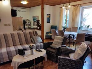 een woonkamer met een bank, stoelen en een tafel bij Apartment Piazza Antica in Rovinj