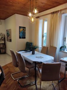 een eetkamer met een tafel en stoelen bij Apartment Piazza Antica in Rovinj