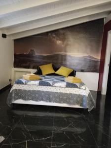 um quarto com uma cama com um quadro na parede em Anteros Luxury Suite em Montalbano Elicona