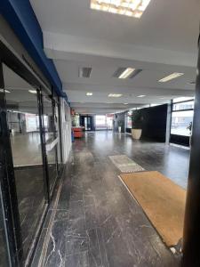 um corredor vazio de um edifício de escritórios com um tapete em Ferienwohnungen in Köln2201 em Colónia