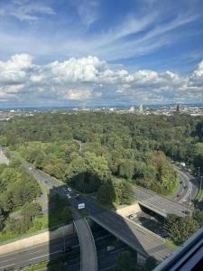 einen Blick über eine Autobahn und eine Autobahn in der Unterkunft Ferienwohnungen in Köln2201 in Köln