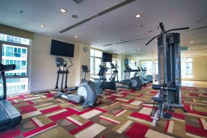 Posilňovňa alebo fitness centrum v ubytovaní CORMAR SUITES 163 STUDIO walking distance to Petronas Twin Tower KLCC