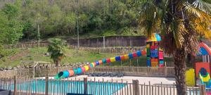 um colorido escorrega aquático num parque aquático em Camping les Sables em Tournon-sur-Rhône