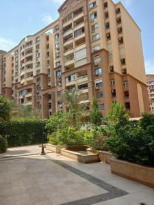 un grande condominio con giardino di fronte di Compound city towers a Il Cairo