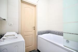 La salle de bains est pourvue d'une baignoire, de toilettes, d'un lavabo et d'une baignoire. dans l'établissement Легенда 75, à Almaty 22 autres photos