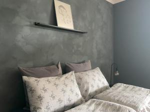מיטה או מיטות בחדר ב-Romslig leilighet i Lofoten