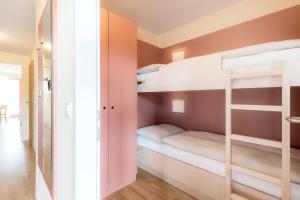 A bed or beds in a room at JUFA Hotel Stubenbergsee