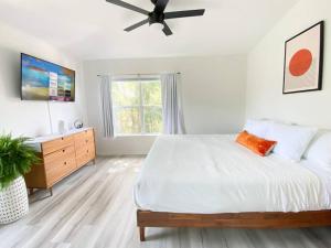 sypialnia z łóżkiem i wentylatorem sufitowym w obiekcie Sanctuary Gainesville Bright 2 BR King Condo w mieście Gainesville