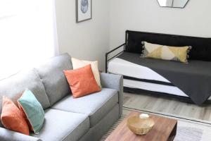 a living room with a couch and a bed at Sanctuary at Oaks - Full Kitchen , Near I75 in Gainesville +28 photos