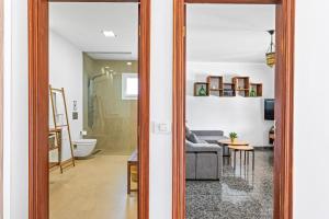 Telewizja i/lub zestaw kina domowego w obiekcie Private house with pool & garden