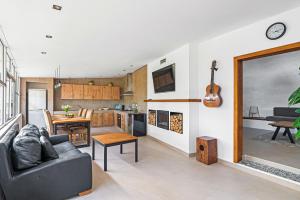 Telewizja i/lub zestaw kina domowego w obiekcie Private house with pool & garden