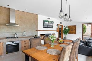 Kuchnia lub aneks kuchenny w obiekcie Private house with pool & garden