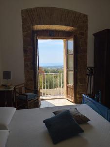 sypialnia z łóżkiem i drzwiami prowadzącymi na balkon w obiekcie La Villa di Minerva w mieście Agrigento