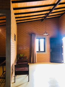 un grupo de bancos en una habitación con ventana en Claystone Villa, en Mirissa