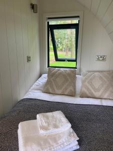Postel nebo postele na pokoji v ubytování Kildare countryside pods