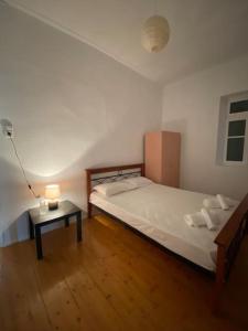 1 dormitorio con 1 cama y 1 mesa con lámpara en Casa Mirabella, 