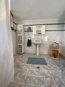 PetrokhórionCasa Mirabella的一间带水槽和卫生间的浴室