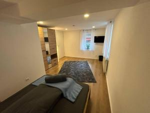 1 dormitorio con 1 cama y 1 habitación con ventana en Ferienwohnung zur Fröhlichkeit, en Oberaltertheim