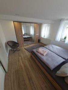 Postel nebo postele na pokoji v ubytování Ferienwohnung zur Fröhlichkeit