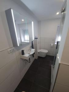 Koupelna v ubytování Ferienwohnung zur Fröhlichkeit + 12 fotografií