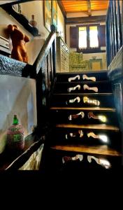 um grupo de sapatos nas escadas de um edifício em Casa do Duende em Tejedo