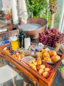 ein Tablett mit Frühstückszutaten auf dem Tisch in der Unterkunft La Plage Residence in Garopaba