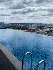 a large swimming pool on the roof of a building at Damen's 2BR Cozy Corner Near Sunway in Subang Jaya