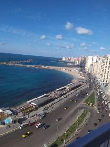 una ciudad con una carretera y el océano y edificios en شقة فاخرة علي البحر مباشرة لوران الاسكندرية en Alexandria