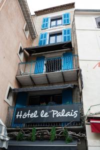 um edifício com uma placa que lê Hotel de Palads em Hôtel-restaurant le Palais em Apt