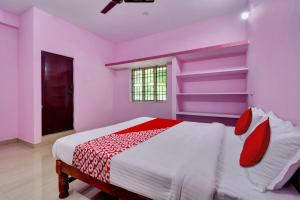 清奈的住宿－Hotel S P Stay'S，卧室配有一张带粉红色墙壁的大床