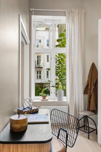 Unique Oslo/Vika Apartment في أوسلو: مطبخ مع طاولة وكراسي ونافذة