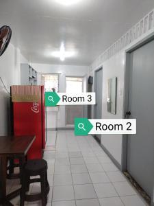 una camera con tavolo e frigorifero rosso di SJ Transient House a San Fernando