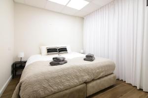 a bedroom with a bed with towels on it at המלך גורג סוויטה in Jerusalem