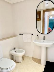 La salle de bains est pourvue d'un lavabo, de toilettes et d'un miroir. dans l'établissement Appartement au cœur de Rabat, à Rabat