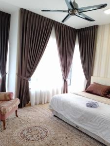 1 dormitorio con 1 cama y ventilador de techo en Pinevalley Homestay Putrajaya Presint 12 en Putrajaya