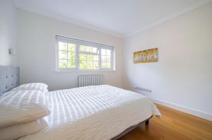 Cama o camas de una habitación en 2 bed semi-detached house to rent in Connaught Road, Barnet EN5