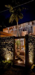 una casa con una palmera delante de ella por la noche en Avera Hills Villas Unawatuna, en Unawatuna