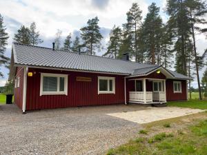 uma cabina vermelha com uma entrada à frente em Lomatalo Honkamäki 