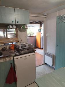 Aurec-sur-Loire的住宿－mobile home aux Rives D'Aurec，厨房配有炉灶和冰箱。