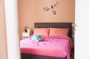 een slaapkamer met een roze bed met bloemen erop bij Palazzo DE MATTEO in Caiazzo