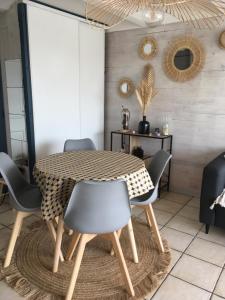 ein Esszimmer mit einem Tisch und Stühlen in der Unterkunft Marina / maison de pêcheur in Le Barcarès