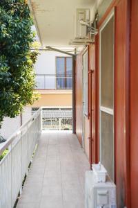 een lege hal van een gebouw met een deur open bij Casa vacanze “Villa Paola” in Pescara