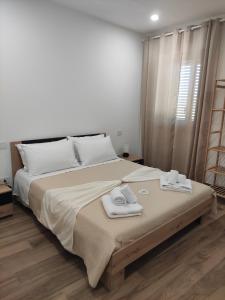 1 dormitorio con 1 cama grande y 2 toallas. en Nel Cuore del Borgo, en Vitorchiano