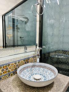 baño con lavabo en la encimera en AMIRAN Boutique, en Bukhara 93 fotos más