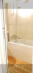 Et badeværelse på Emily in Paris