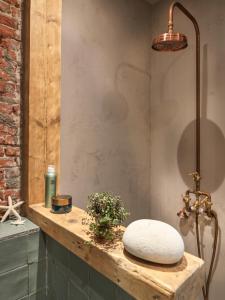 a room with a table with a lamp and a pillow at Tiny Beachhouse in Scheveningen